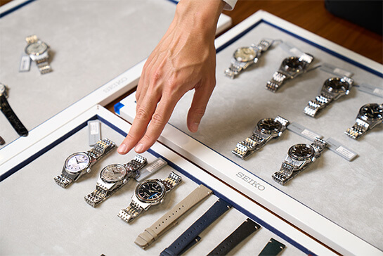 写真：ダイヤルとレザーベルトのバリエーション