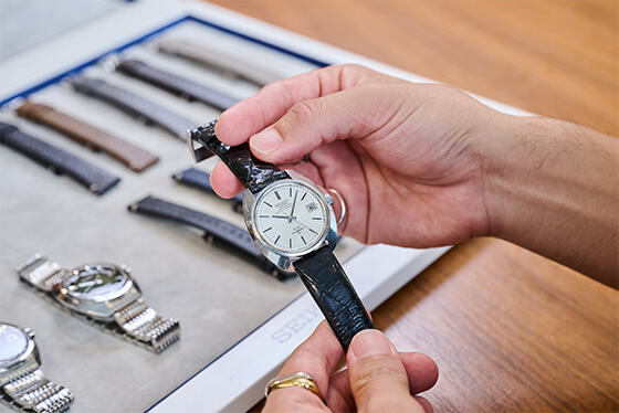 写真：樽のような優美なケース