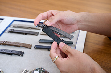 写真：重厚感のあるレザーストラップ