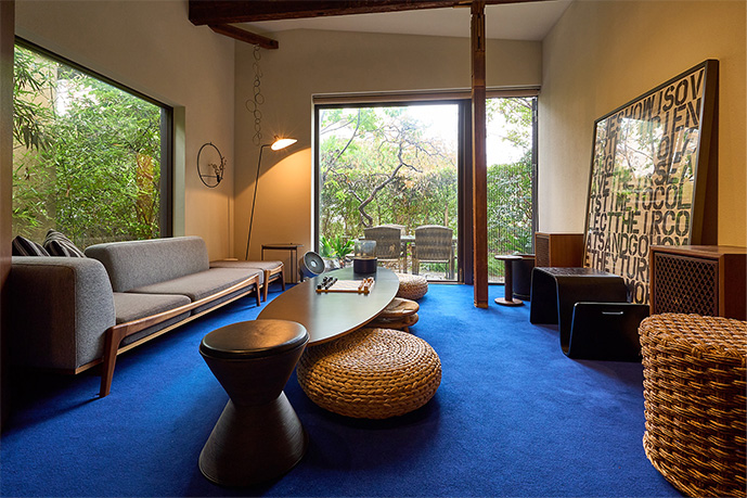 写真： 洋室に敷かれた、鮮やかなブルーのカーペット