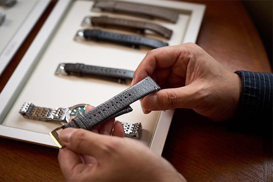 写真：シックなレザーストラップ